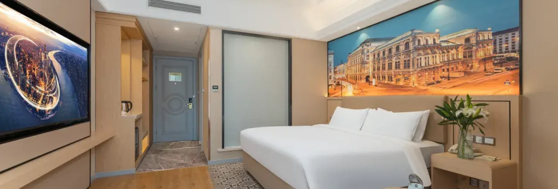 Deluxe Queen Room (65 Inch Projection Screen TV+small Refrigerator)