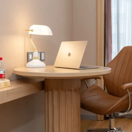 Deluxe Queen Room (65 Inch Projection Screen TV+small Refrigerator)